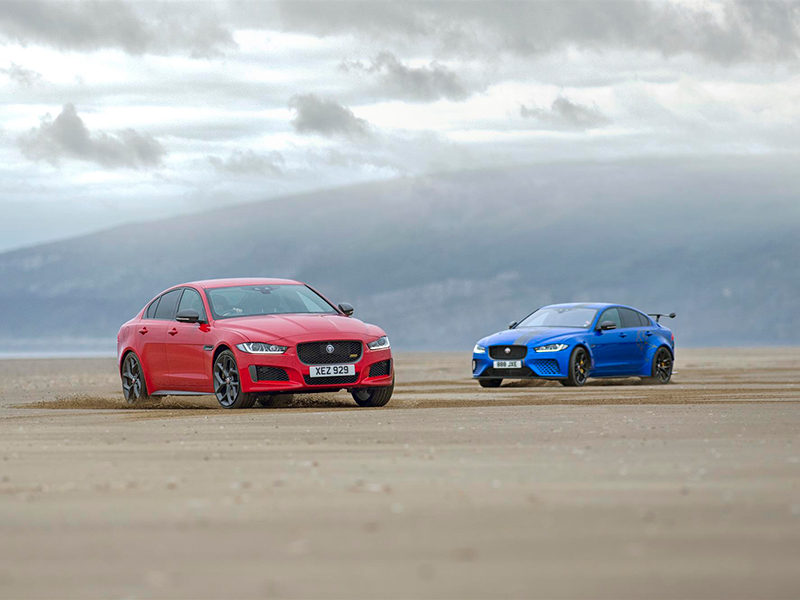 سيارتان من سلالة واحدة: جاكوار XE 300 SPORT وXE SV ... تستعرضان أداءهما على رمال شاطئ بيندين ساندز في مقاطعة ويلز